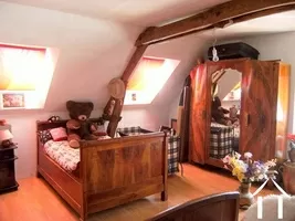 La plus grande des deux chambres à coucher au premier étage  