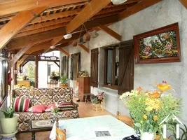 L'intérieur de la véranda qui fait toute la longueur de la maison  