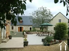 Il y a une grande gamme d'annexes en pierre tels que : un garage et un atelier, un gîte et un appartement à terminer. Les 2 gites offrent 80m2 de d'espace de luxe. Cette propriété locative de vacances génère déjà des revenus et il y a une possibilité de convertir une autre bâtisse en propriété semblable et en plaçant un grand appartement au-dessus de l'atelier et du garage. Toutes ces annexes sont en excellent état avec des toits neufs en ardoise - pour cette raison les coûts de conversion devraient être grandement réduits.  