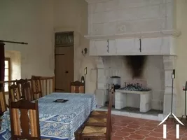 La salle à manger du manoir comporte plusieurs caractéristiques originelles de caractère avec une rénovation de bon goût des murs, des sols et des fenêtres.  