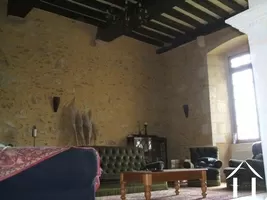Baronnial dans sa taille et sa hauteur - le salon est une pièce impressionnante et offre un aperçu de la grande histoire de cette propriété et de la région. 