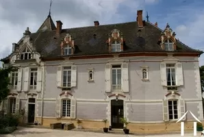 Facade cote entree avec cour