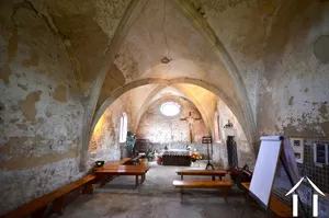 <en>inside of chapel</en>