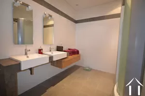 salle de douche dans la chambre maître