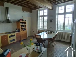 cuisine aménagée avec coin petit déjeuner