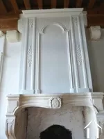belle cheminée dans la chambre