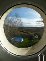 vue sur le jardin et les vignes par l'oeil-de-boeuf