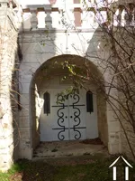 entrée abritée sous le balcon
