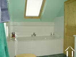 Main bathroom (shower seperate)
