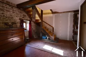 Hall avec escalier ver etage sous combles