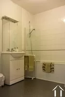 Salle de bains dans la chambre familiale