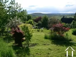 jardin en pelouse et arborée avec vue