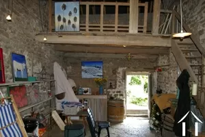 intérieur de la grange avec atelier d'artiste sur la mezzanine