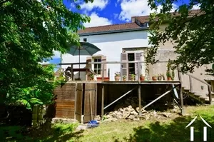Terrasse en bois avec vue sur le verger, accessible depuis l'apartment