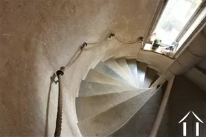 escalier en pierre menant à la cave