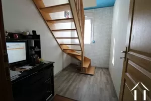 Bureau avec escalier menant au premier