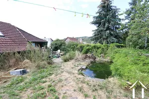 <en>Garden with pond</en>