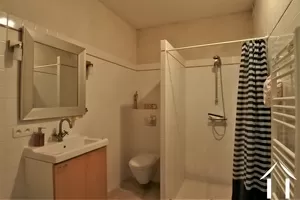 salle de douche au rez-de-chaussée