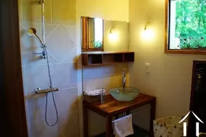 Salle de bain au RDC avec douche