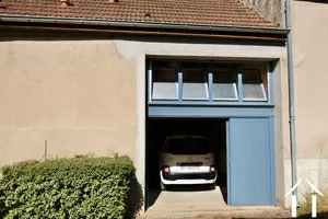 Le garage pour une voiture, le bûcher, un établi