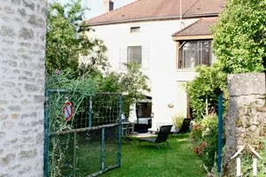 La maison vue du portail du jardin, vue 1