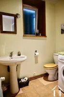 La salle de bain du RdC (douche, lavabo, WC, chaudière à gaz, lave-linge)