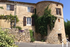 Maison historique avec caves, terrasse et vues 
