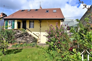 Maison en pierre de 2 chambres avec petit jardin et vue