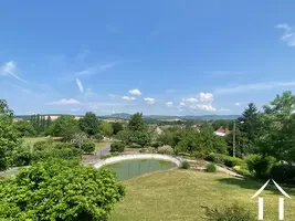Vue panoramique sur le village. Au fond, le Mont Rome Château et les coteaux de vignes