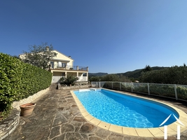Villa avec vues, piscine et jardin facile d’entretien