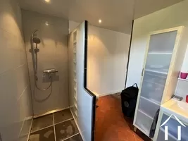 Salle de douche avec chambre principale