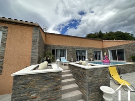 Villa de plain-pied avec gîte, piscine, jacuzzi et vue.  
