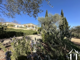 Villa méditerranéenne avec piscine et vues dominantes.