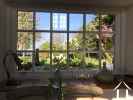 Jardin à travers la fenêtre de la cuisine