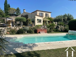 Villa avec piscine et chambre d’amis près du centre