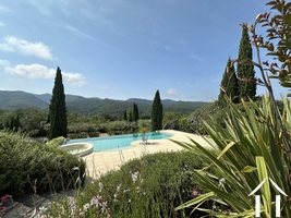 Villa méditerranéenne avec piscine et vues dominantes.