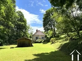 La maison dans son environnement calme et vert