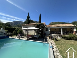 Villa de plain-pied avec piscine entre Carroux et  Orb