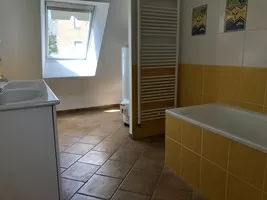 appartement avec salle de bain libre