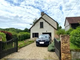 Portail et allée vers le garage et la maison