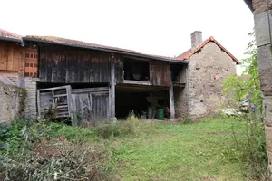 Garage, grange ouverte et bâtiment avec cellier