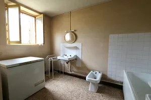 Salle de bain avec toilettes séparées.