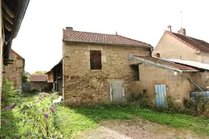 Bâtiment avec cellier et grenier, et un poulailler sur la droite.