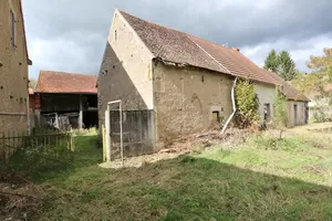 Arrière des granges et aperçu du garage