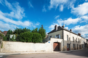 Maison avec deux appartements, jardin et grange.