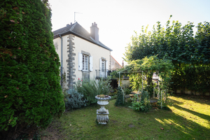 Maison avec deux appartements, jardin et grange.