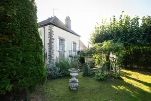 Le jardin, la terrasse et la maison.