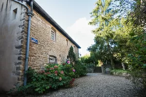 La cour et le jardin surélevé