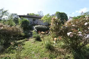 Pavillon vu du jardin près de la rivière.