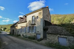 Maison de village avec cour, terrasse et grange.